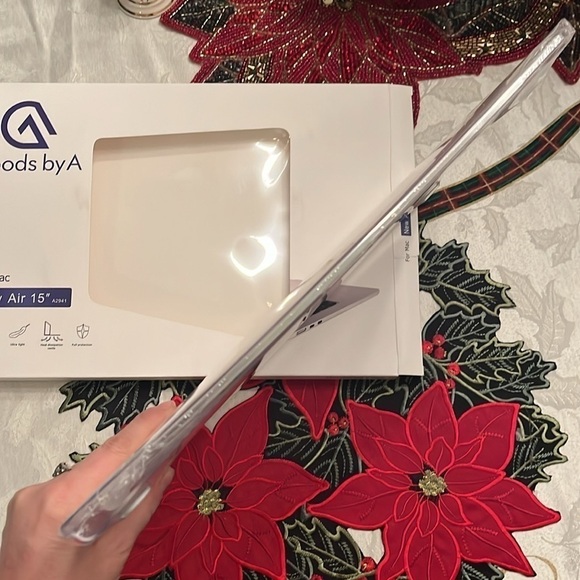 Brand New MacBook Air 15" Clear Hard Case w/ Screen Protector & Webcam Cover - Picture 8 of 16